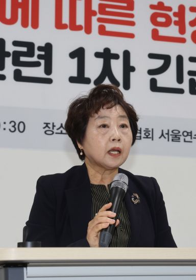 지난 23일 탁영란 대한간호협회 회장이 간호사를 보호할 법 제정을 호소하며 회견문을 읽고 있다. [사진=허영한 기자]