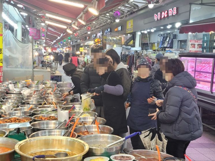 경남 김해시 내외동에 위치한 외동전통시장에서 시민들이 장을 보고 있다. 외동전통시장은 김해을 지역구의 민심 바로미터로 불린다. /사진=공병선 기자 mydillon@