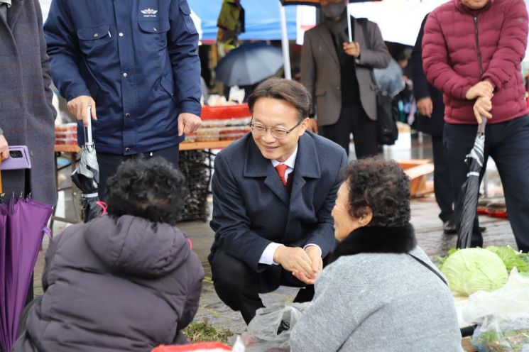 조해진 국민의힘 의원이 밀양 지역주민과 만나 이야기를 나누고 있다. /제공=조해진 국민의힘 의원실