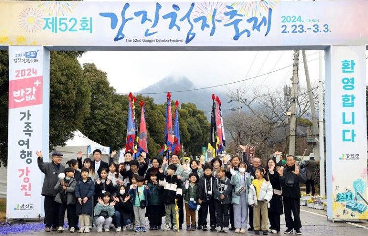 강진청자축제장 입구에서 강진원 군수가 어린이들과 사진 촬영으 ㄹ하고 잇다. [사진제공=강진군]