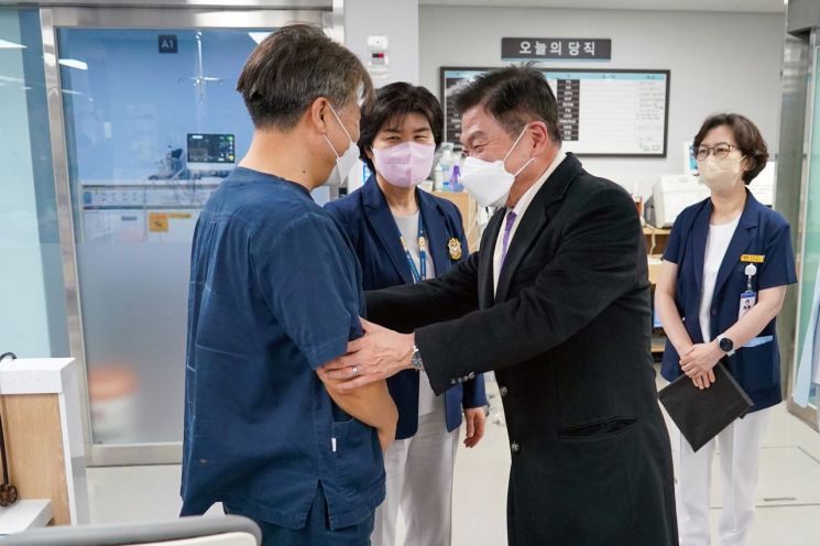 이필형 동대문구청장이 23일 경희대학교병원을 찾아 의료진 노고를 격려하고 있다.