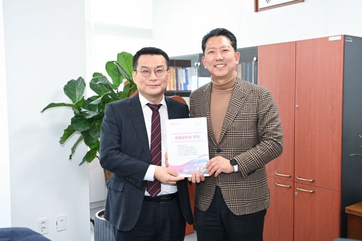 한순기 행안부 지방재정국장(왼쪽)을 만난 김장호 구미시장.