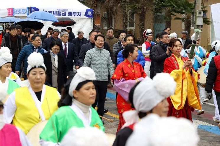 강진청자축제 개막 퍼레이드가 펼처지고 있다. [사진제공=강진군]