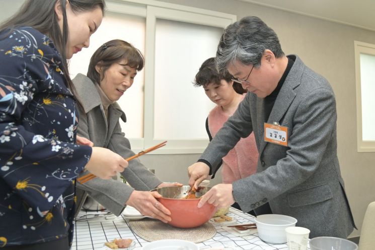 비빔밥을 만들고 있는 김길성 중구청장