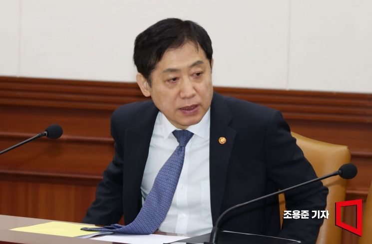 김주현 금융위원장이 26일 서울 종로구 정부서울청사에서 열린 비상경제장관회의에 참석하고 있다. 사진=조용준 기자 jun21@