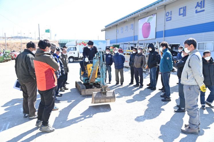 농기계 이론과 실습교육을 실시한 청송군농업기술센터.