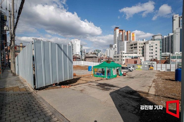 서울시가 추진하는 재개발 사업인 '모아주택'이 광진구 한양연립 일대에서 첫 착공에 들어갔다. 지난해 6월 '모아주택 사업시행계획 수립 기준'에 맞춰 통합심의를 통과한 데 이어 8개월 만에 공사에 착수하는 것이다. 사진은 서울 광진구 모아주택 착공 현장. 사진=강진형 기자aymsdream@