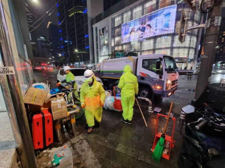 명동 거리를 청소하는 환경공무관들