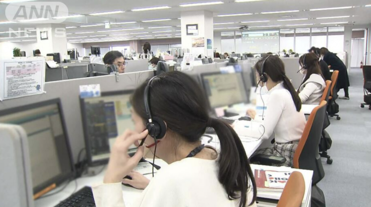 도쿄 미즈호증권 상담사들이 빗발치는 매수 주문 전화에 대응하고 있다.(사진출처=ANN)