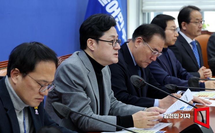 홍익표 더불어민주당 원내대표가 27일 국회에서 열린 원내대책회의에서 발언하고 있다. 사진=김현민 기자 kimhyun81@