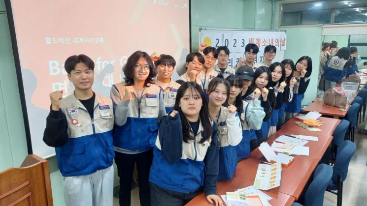 영진전문대 봉사단이 한자리에 모여 기념촬영을 하고 있다.