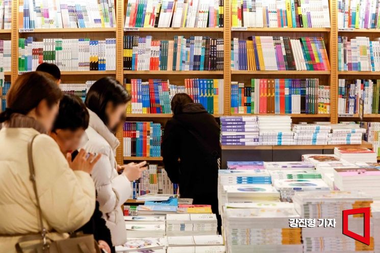 책 안 읽는 어른들… 연간 독서율 역대 최저 수준