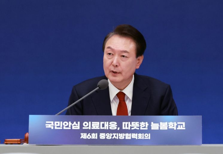 윤석열 대통령이 27일 청와대 영빈관에서 열린 제6차 중앙지방협력회의에 참석해 발언하고 있다. [이미지출처=연합뉴스]