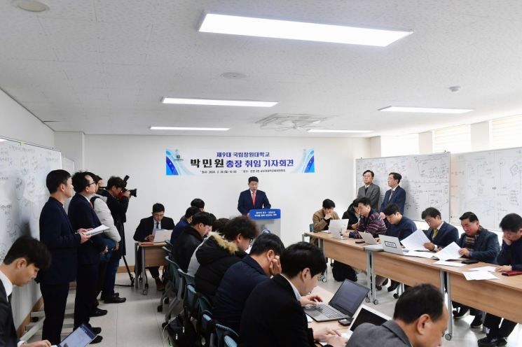 박민원 제9대 창원대 총장이 취임 기자회견을 하고 있다. [사진제공=국립창원대학교]