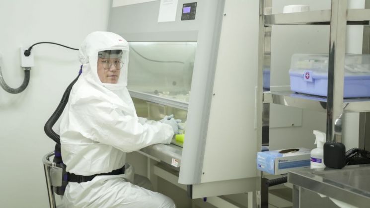 28일 충북 청주시 오송읍 국가병원체자원은행 3층에 문을 연 국내 유일의 'BL3 실습 교육 시설'에서 기자들을 대상으로 한 실습이 진행됐다.[사진제공=질병관리청]
