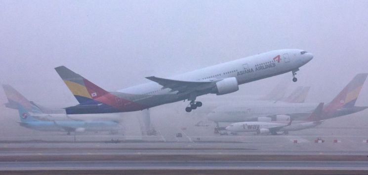 인천국제공항 활주로에서 아시아나 항공기가 이륙하고 있다. [이미지출처=연합뉴스]