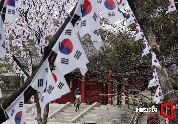 내년 달력에는 '태극기 다는 날' 표기…편의점 판매도 추진