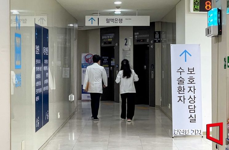 지난달 29일 서울 한 대형병원에서 의료진이 이동하고 있다. 사진=강진형 기자aymsdream@