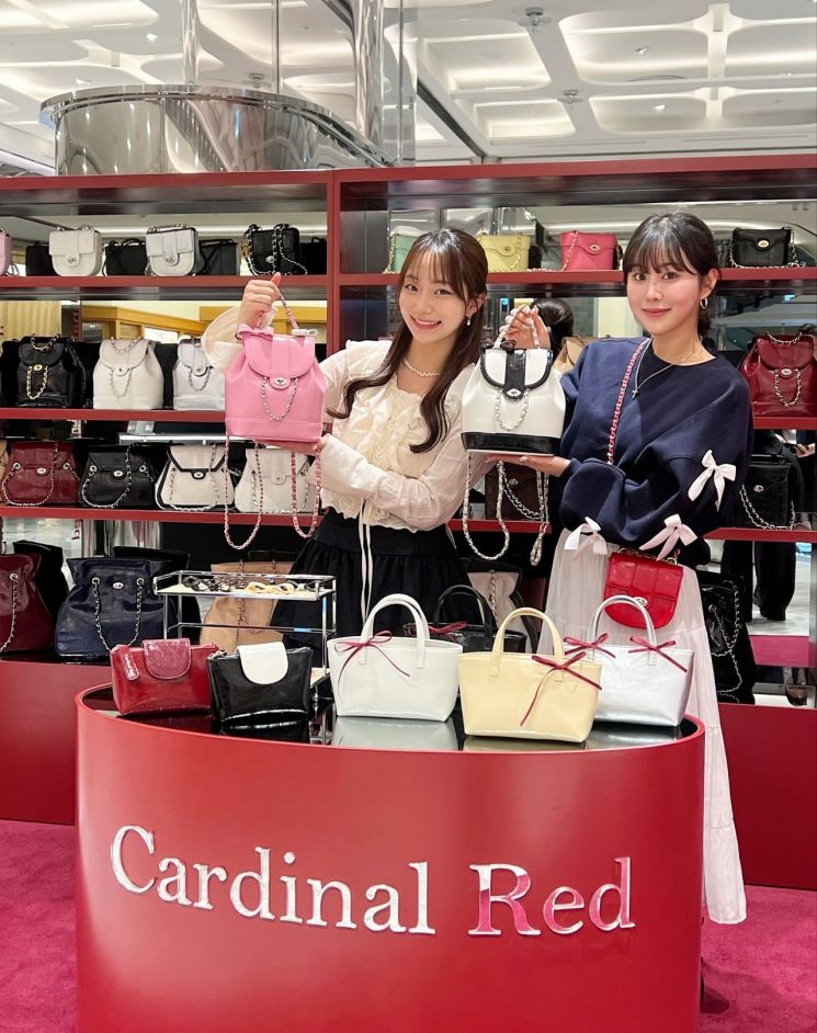 온라인서 1분만에 품절… ‘카디널 레드’ 부산 첫 상륙