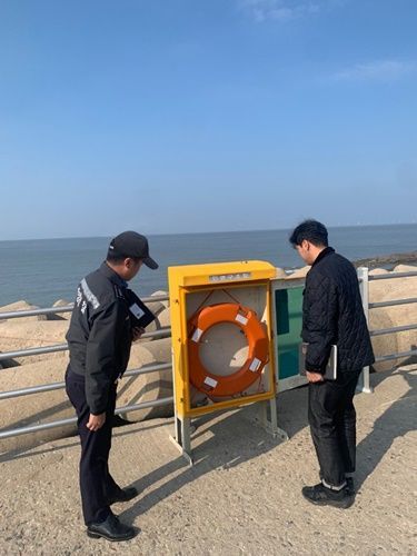 목포해경이 유관기관과 연안 안전시설물을 점검하고 있다. [사진제공=목포해양경찰서]