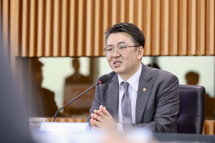 오기웅 중소벤처기업부 차관이 29일 충남 보령 한국중부발전에서 열린 '납품대금 연동제 현장 간담회'에서 인사말을 하고 있다.