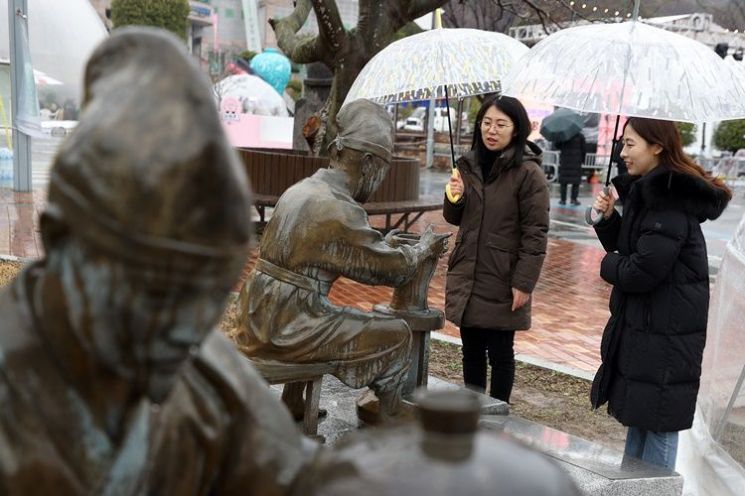 [포토]강진 청자축제, 비 내리는 청자촌 풍경 즐거움  ‘쏠쏠’