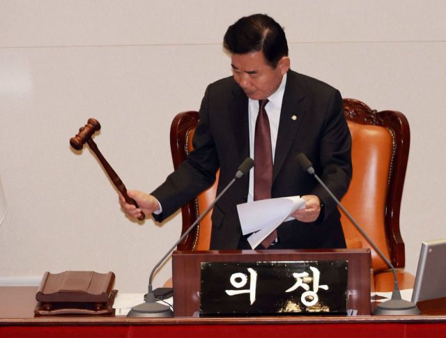 대통령 배우자 김건희의 도이치모터스 주가조작 의혹 진상규명을 위한 특별검사 임명 등에 관한 법률안 재의의 건이 29일 저녁 국회 본회의에서 부결되고 있다. [이미지출처=연합뉴스]