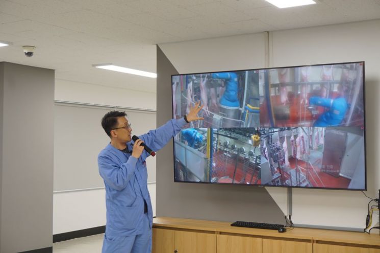 포크빌 관계자가 돼지 도축 과정을 설명하고 있다. [사진 = 농림축산식품부]