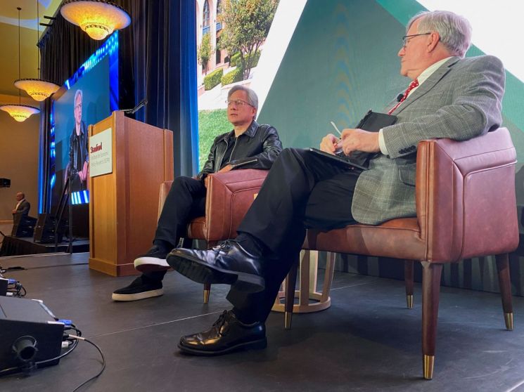 젠슨 황 엔비디아 최고경영자(CEO)가 미국 스탠퍼드대에서 열린 경제 포럼에 참석해 발언하고 있다. [이미지출처=로이터연합뉴스]