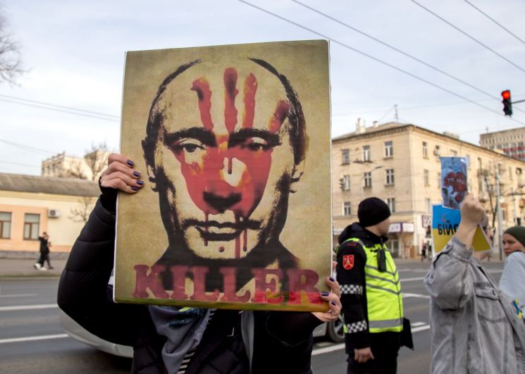 지난달 24일(현지시간) 몰도바 수도 키시나우의 러시아 대사관 앞에서 러시아의 우크라이나 침공 2주년을 맞아 규탄시위가 이어지고 있다.[이미지출처=EPA·연합뉴스]