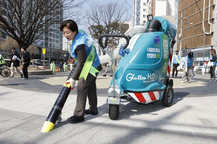 김미경 은평구청장이 친환경 거리청소기를 이용해 청소를 하고 있다.