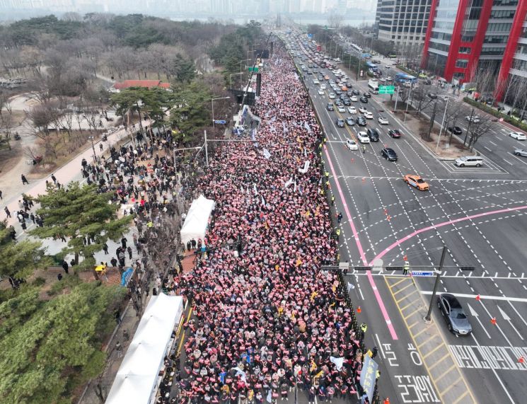 3일 오후 서울 영등포구 여의대로에서 열린 대한의사협회 주최 전국의사총궐기 대회에서 참가자들이 구호를 외치고 있다. [이미지출처=연합뉴스]