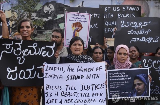 성폭행 사건 처리방식에 항의하는 인도 시민단체 회원들[사진=EPA 연합뉴스]
