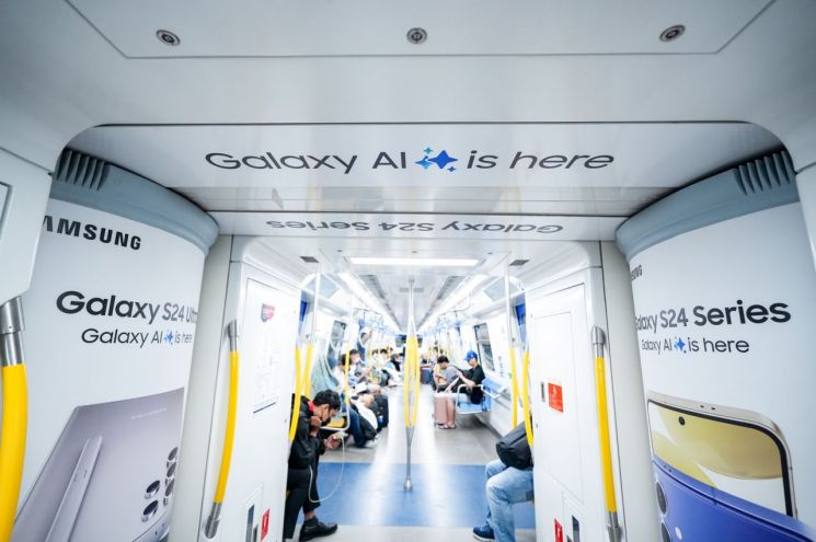 갤럭시 S24와 갤럭시 AI 이미지로 가득 찬 말레이시아 쿠알라룸푸르 지하철 내·외부.[사진제공=삼성전자]