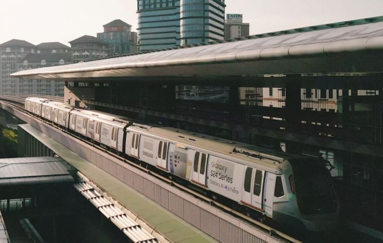 말레이시아 지하철 가득 채운 갤 S24…'삼성 갤럭시역' 생겨