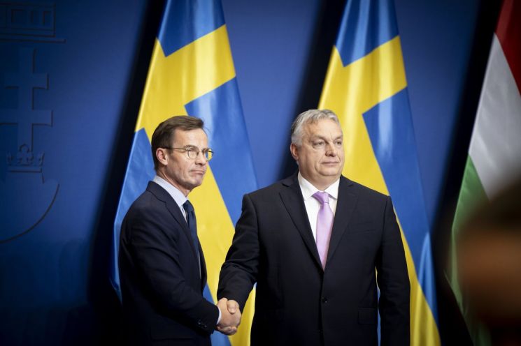 지난달 23일 울프 크리스테르손 스웨덴 총리(왼쪽)와 빅토르 오르반 헝가리 총리(오른쪽)가 헝가리 수도 부다페스트에서 열린 회의에서 악수를 나누고 있다.[이미지출처=EPA·연합뉴스]