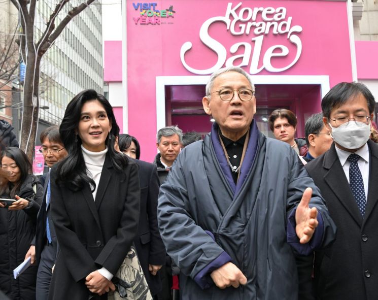 유인촌 문화체육관광부 장관과 이부진 한국방문의해위원장이 2024 코리아그랜드세일이 개막한 11일 오전 서울 중구 명동웰컴센터를 둘러본 뒤 취재진 질문에 답하고 있다. [이미지출처=연합뉴스]