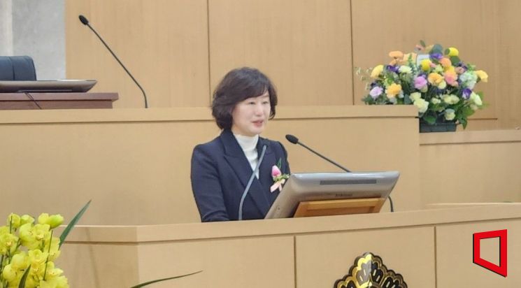 황경아 광주광역시 남구의장이 4일 오전 청사 본회의장에서 열린 '남구의회 개원 29주년 기념행사'에서 기념사를 하고 있다. [사진=박진형 기자]