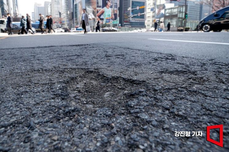 겨울철 지반 동결과 해빙 등으로 도로 파임(포트홀) 현상이 발생 중인 4일 서울 한 도로에 포트홀이 생겨나 있다. 사진=강진형 기자aymsdream@