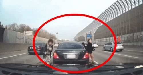 고속도로 한복판에서 두 명의 중년 여성이 운전자 교대를 위해 차량을 멈춘 아찔한 영상이 공개돼 논란이다. [사진출처=보배드림]