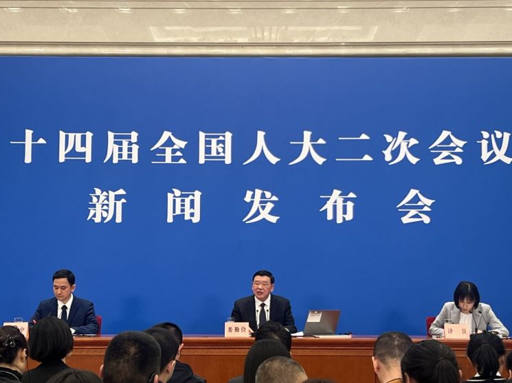 러우친젠 전인대 대변인(가운데)이 4일 베이징 인민대회당에서 열린 사전 기자회견에서 기자들의 질의에 답하고 있다. (사진 출처= 김현정 특파원)