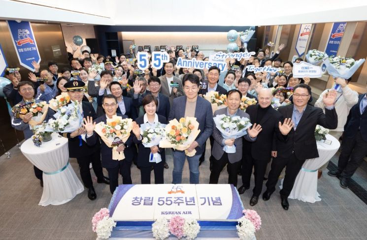 조원태 한진그룹(가운데) 회장이 4일 오전 서울 강서구 대한항공 본사에서 열린 창립 55주년 행사에서 대한항공 직원들과 기념촬영을 하고 있다.(사진제공=대한항공)