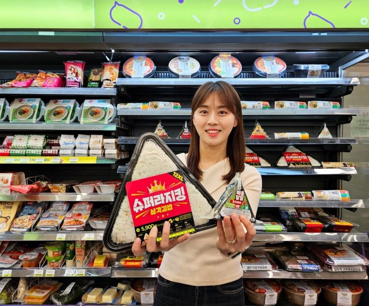 모델이 최근 CU가 선보인 슈퍼 라지킹 삼각김밥을 소개하고 있다. [사진제공=BGF리테일]
