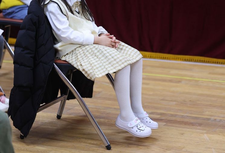 4일 오전 대구 군위군 부계초등학교에서 유일한 1학년 신입생 김려원(7) 양이 입학식에 참석하고 있다. [사진출처=연합뉴스]