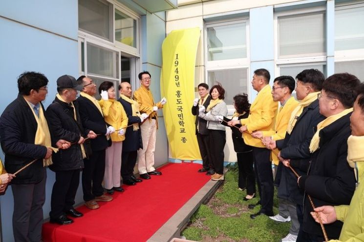 지난 4일 흑산초등학교 홍도분교에서 입학식에서 1949년 홍도 초등학교 종 기증 제막식을 하고 있다. [사진제공=신안군]