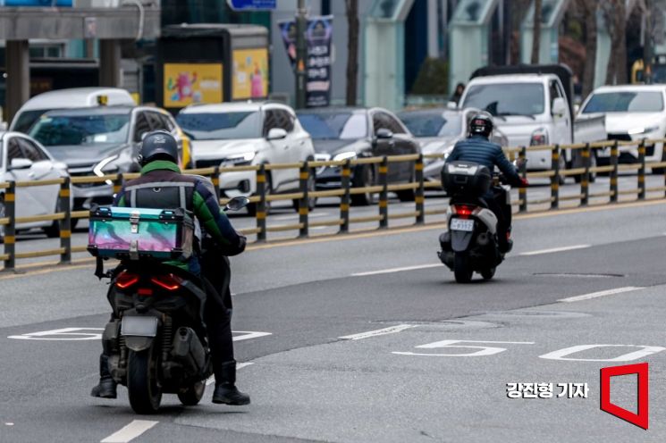 사진은 기사의 특정 내용과 관련 없음. 서울 한 도로를 달리는 배달 오토바이. 사진=강진형 기자aymsdream@