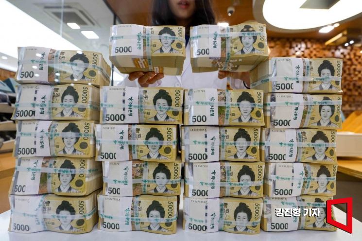 서울 중구 하나은행 본점에서 직원이 오만원권 지폐를 정리하고 있다.