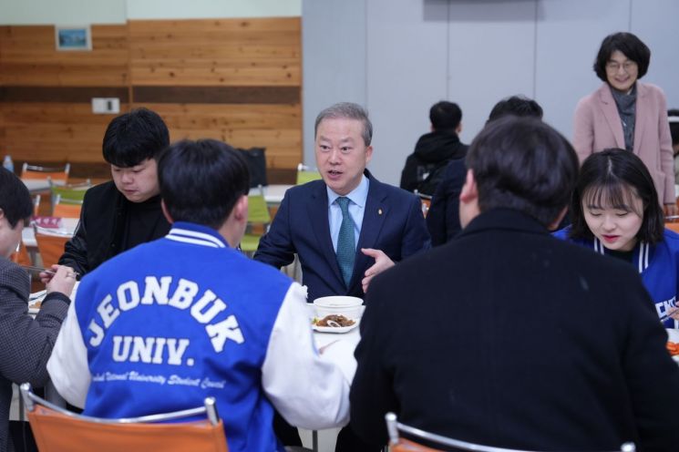 5일 전북대 천원의 아침밥을 양오봉(가운데) 총장이 학생들과 식사를 함께하며 소통하고 있다.[사진 제공=전북대]