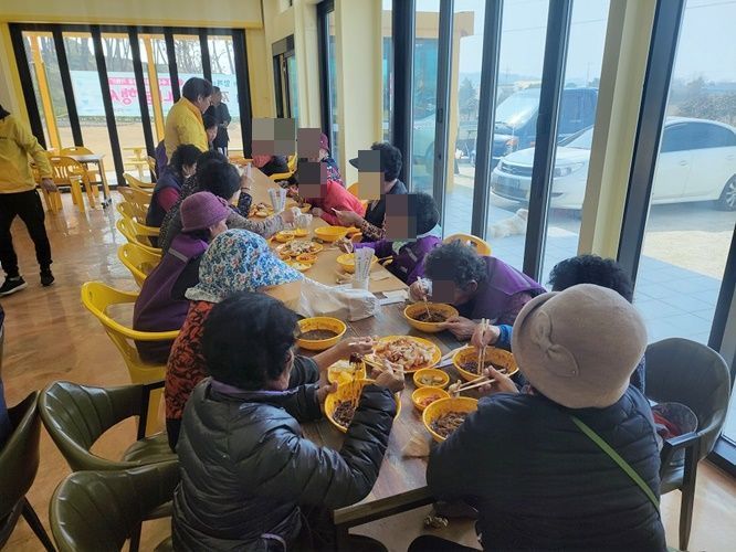 박성민 대표가 고향 선도에서 사랑의 짜장면 나눔 행사를 하고 있다. [사진제공=신안군]