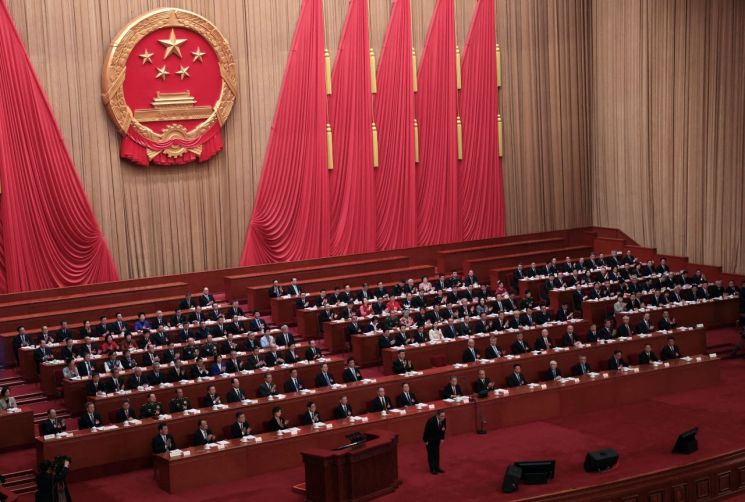 리창 중국 국무원 총리가 5일 베이징 인민대회당에서 열린 전국인민대표대회(전인대) 개회식에서 정부 공작보고(업무보고)를 하기 위해 연단에 올라 인사하고 있다. [이미지출처=연합뉴스]
